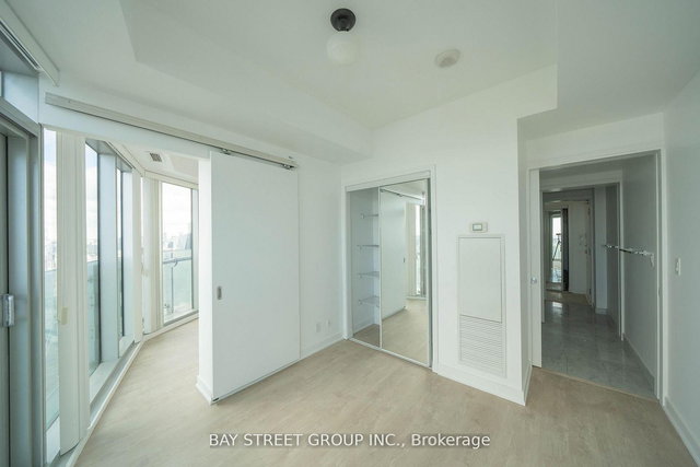 5607 - 12 York Street