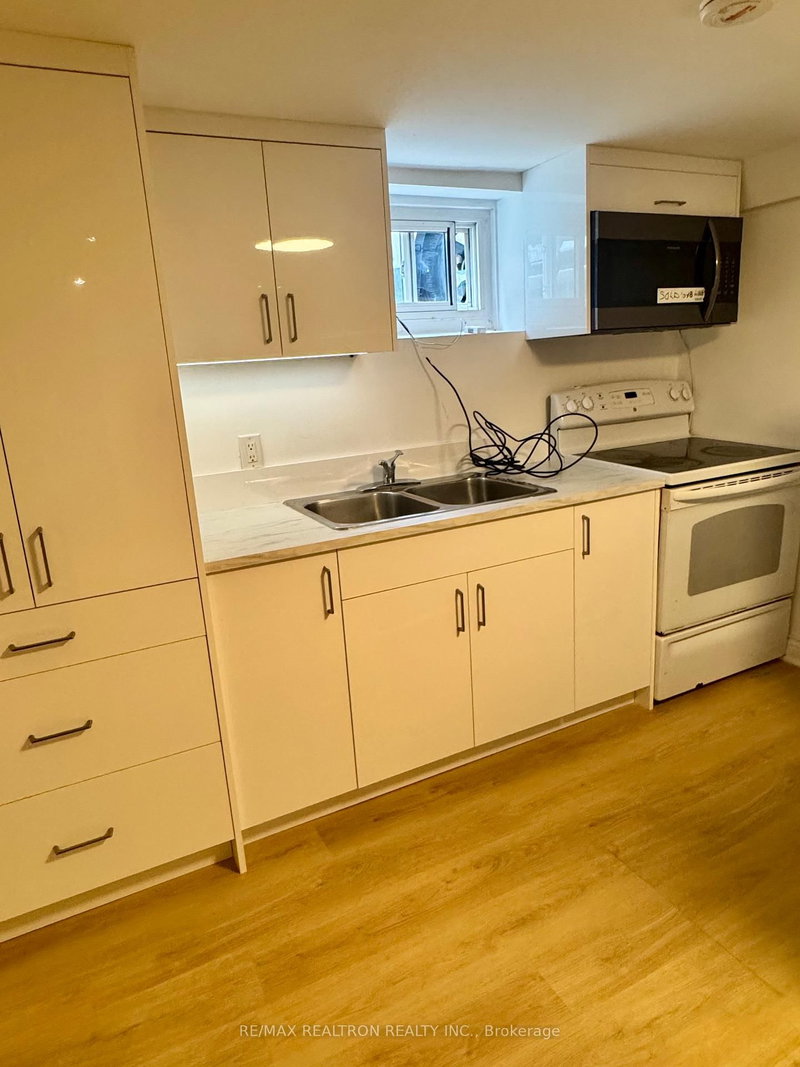 27 Lyndale Dr, Toronto, M2N 2X9 | Image 3