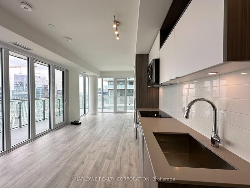 home for lease on 2417 W-135 Lower Sherbourne Street