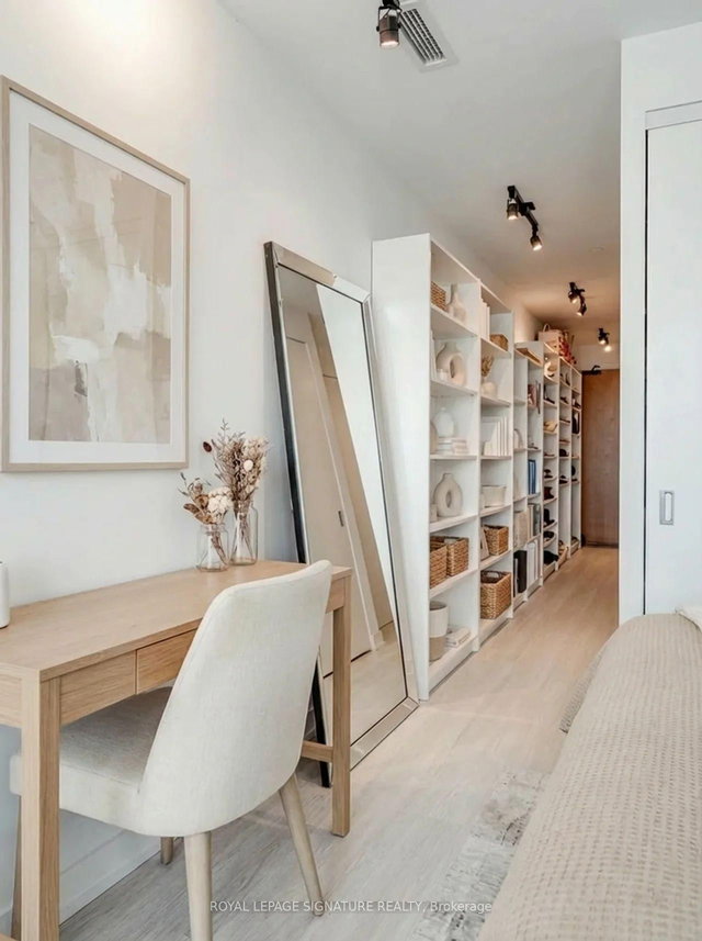 1714 - 195 Mccaul Street