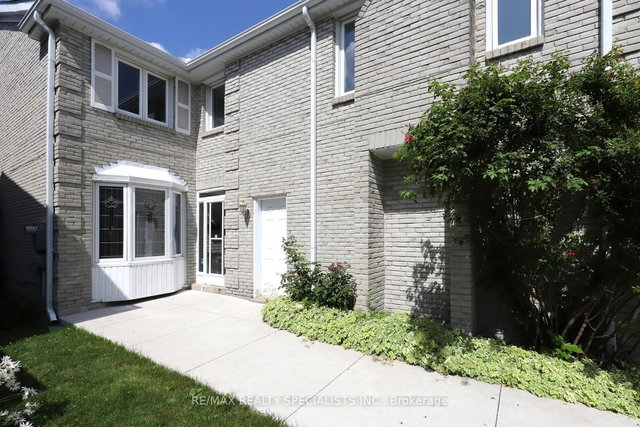 103 Stillwater Crescent