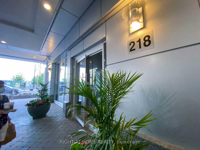 1910 - 218 Queens Quay W