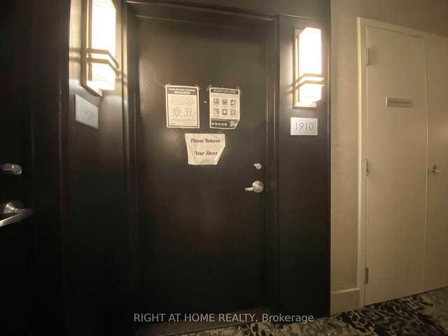 1910 - 218 Queens Quay W