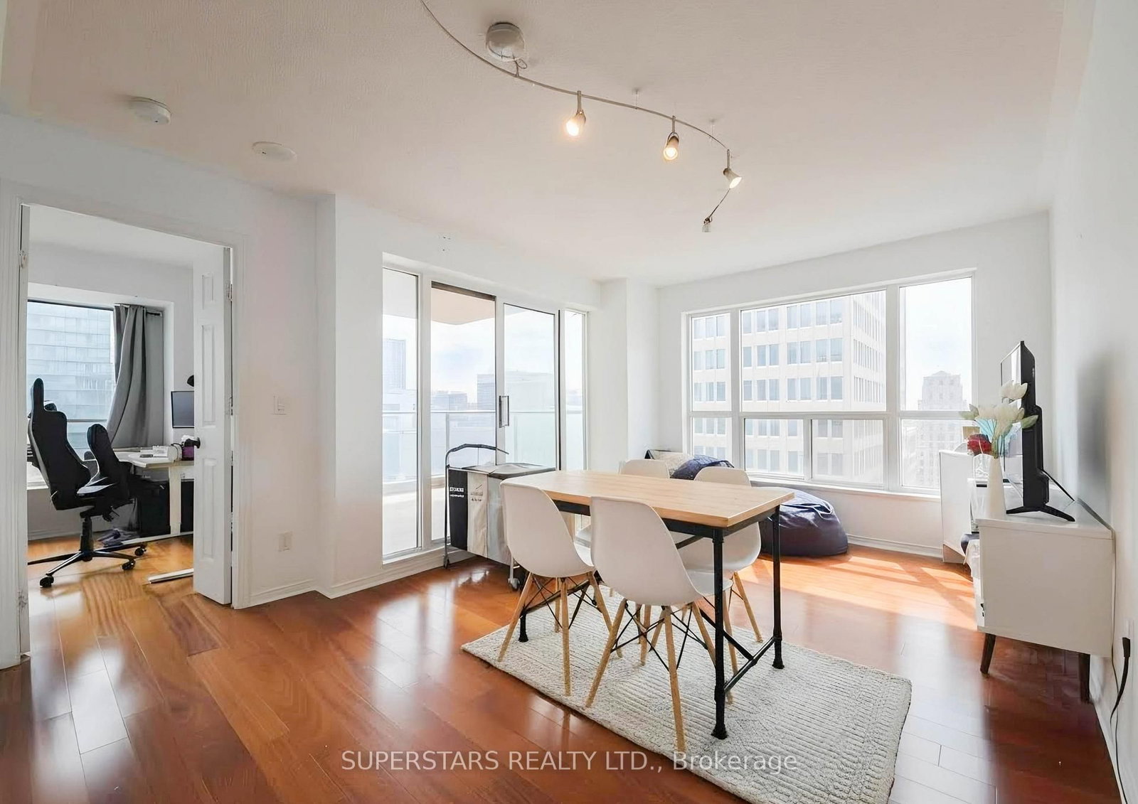909 Bay Street, Unit 2105