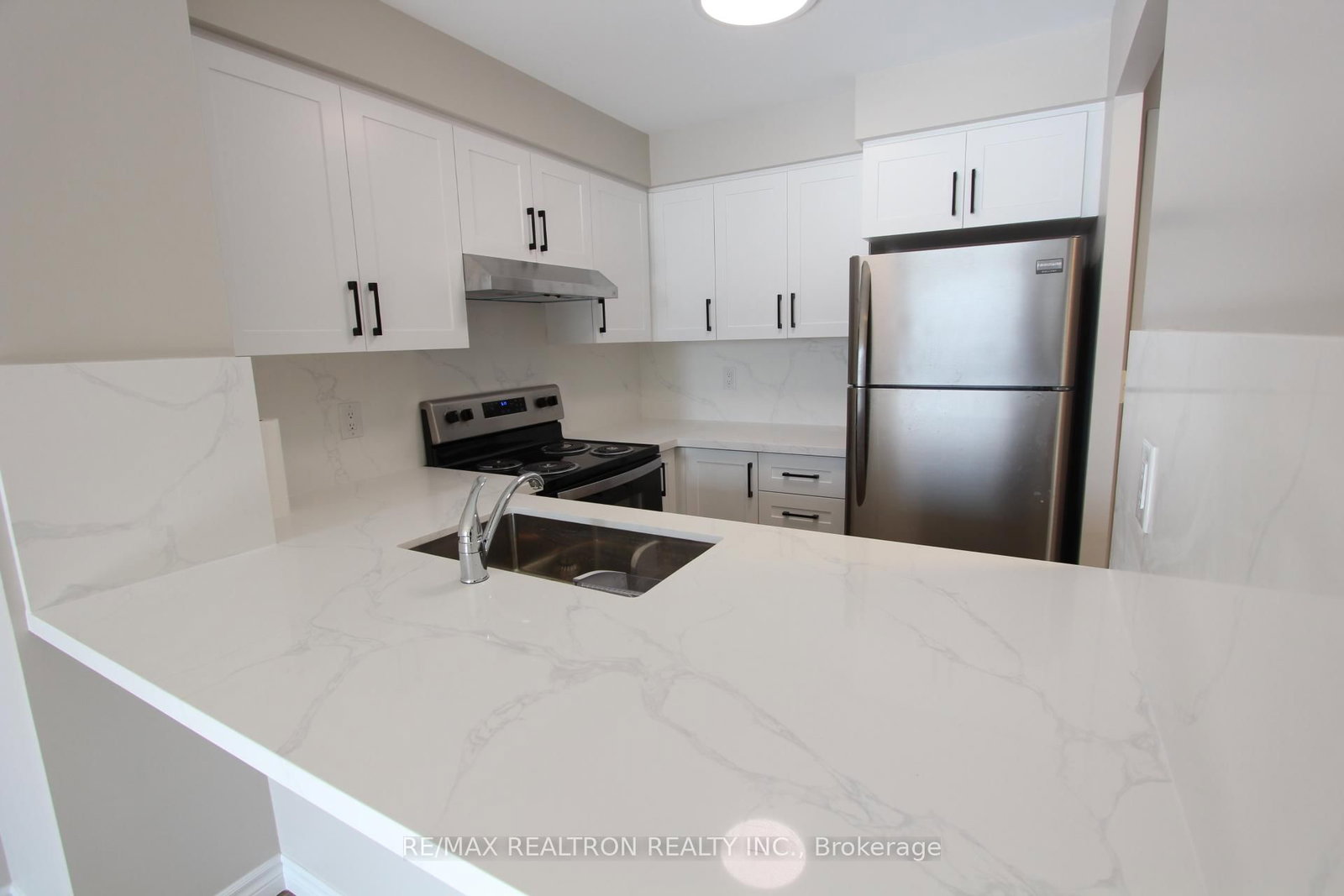18 Pemberton Avenue, Unit PH01 - Photo 4