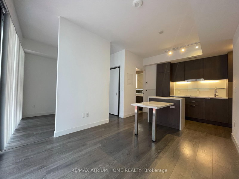 home for lease on 915-215 Queen Street W