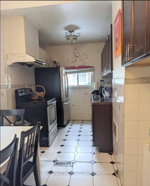 Main - 662 Dundas Street W