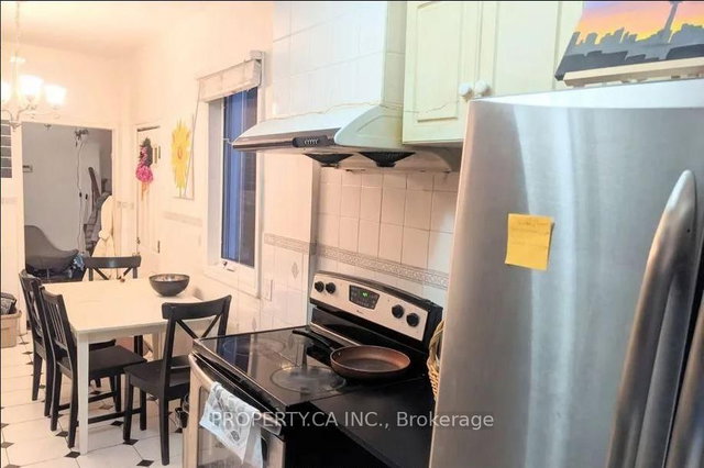 Main - 662 Dundas Street W