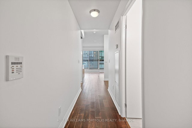 1002 - 220 Victoria Street