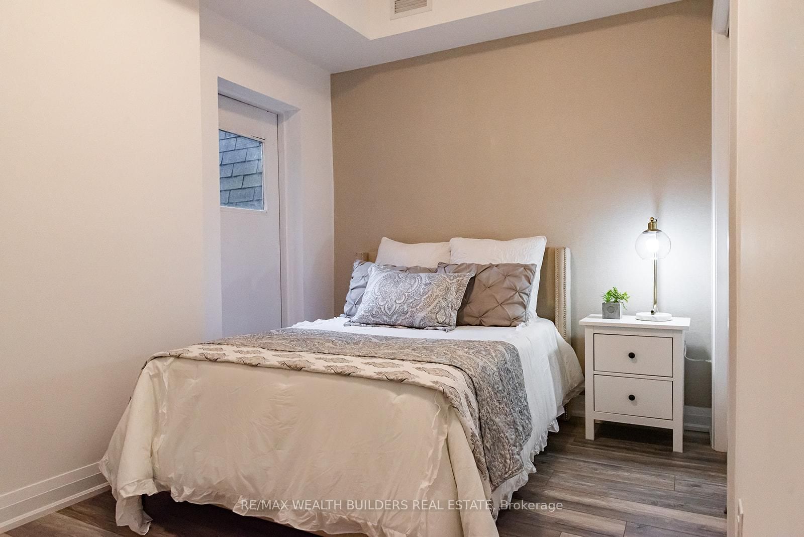 207 Jarvis Street, Unit 4 - Photo 4