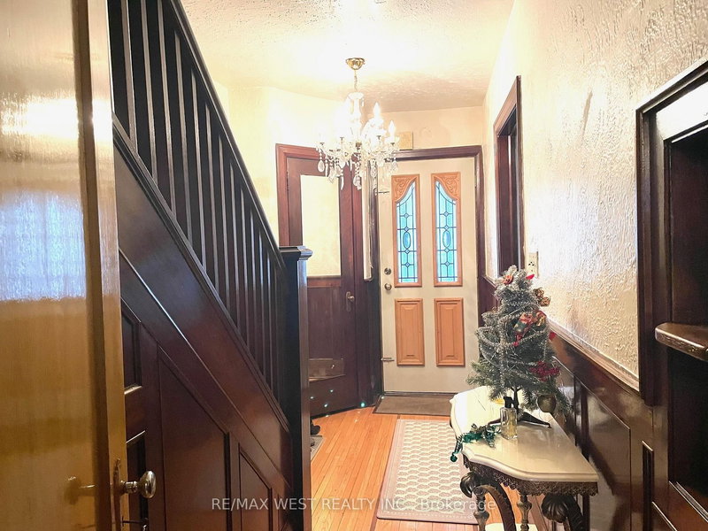 364 Roxton Rd, Toronto, M6G 3R2 | Image 2