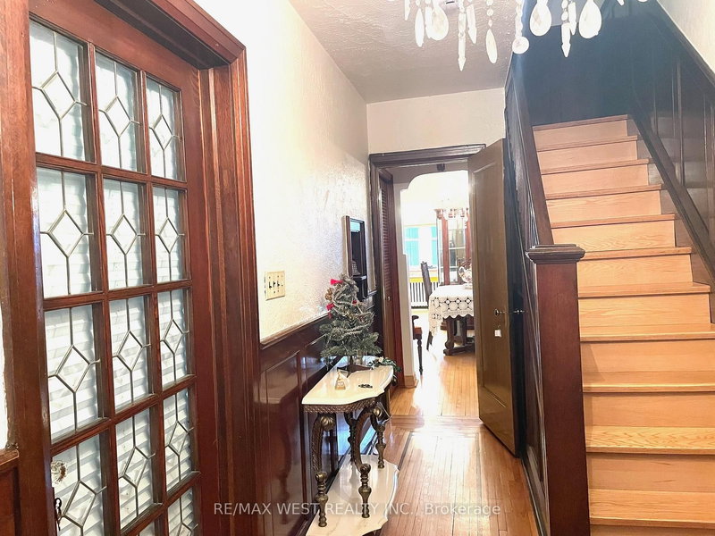 364 Roxton Rd, Toronto, M6G 3R2 | Image 3