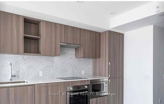 3205 - 17 BATHURST Street