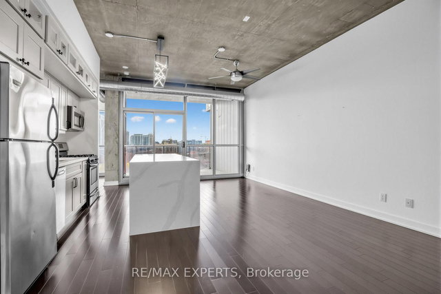 902 - 60 Bathurst Street