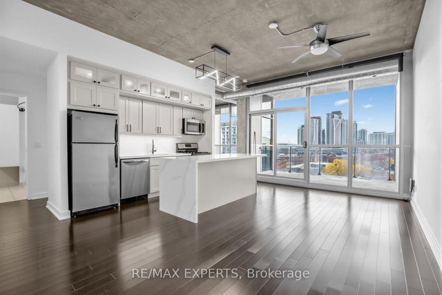 902 - 60 Bathurst Street