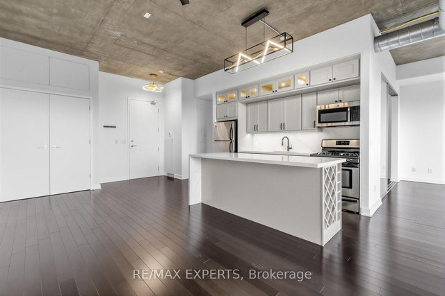 902 - 60 Bathurst Street