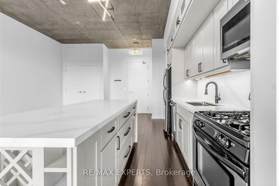 902-60 Bathurst Street, Toronto, Ontario image-0-3