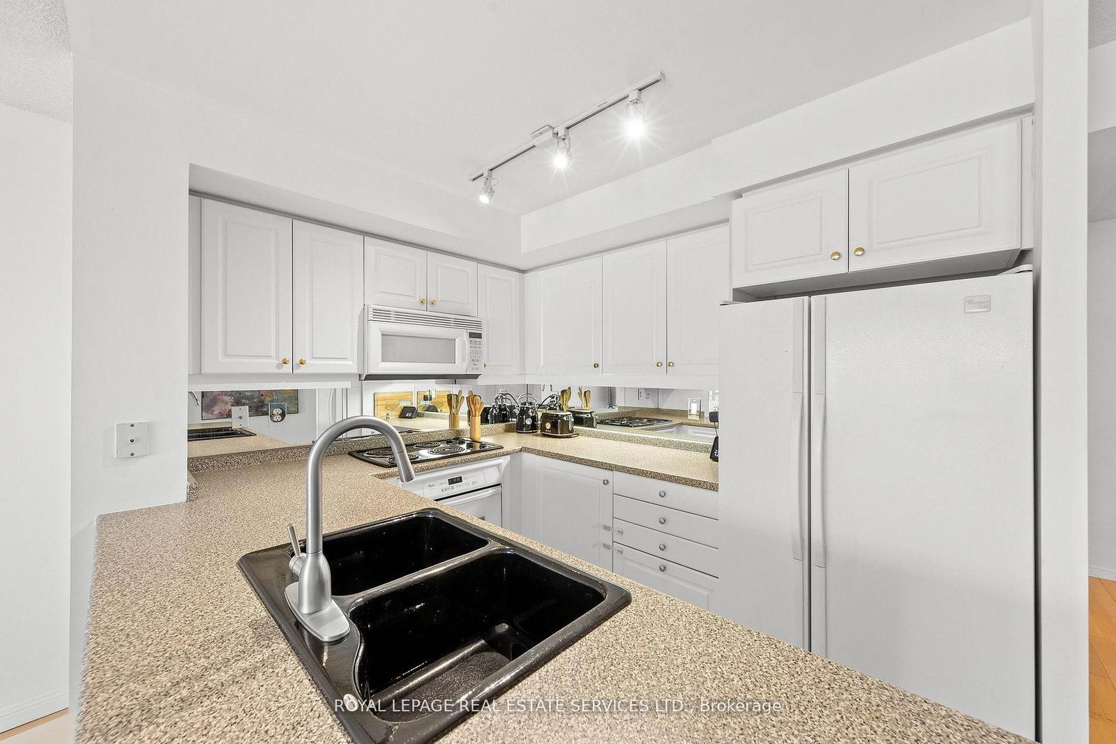 18 Wanless Avenue, Unit 606 - Photo 9