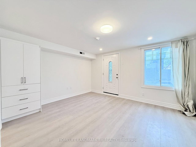 302 - 414 Dundas Street W