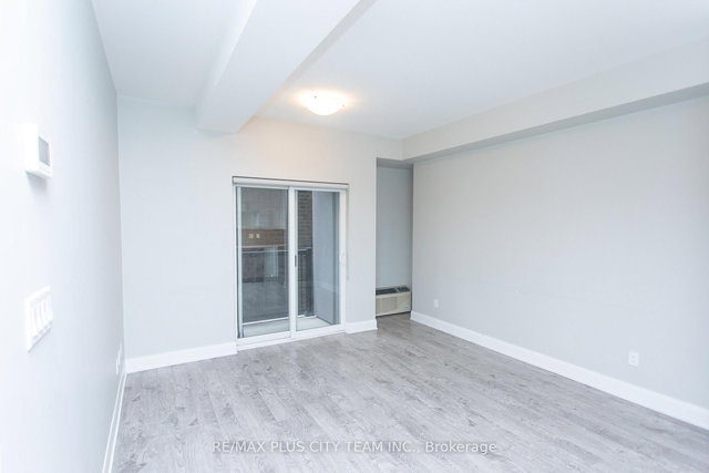 202 - 686 Bathurst Street