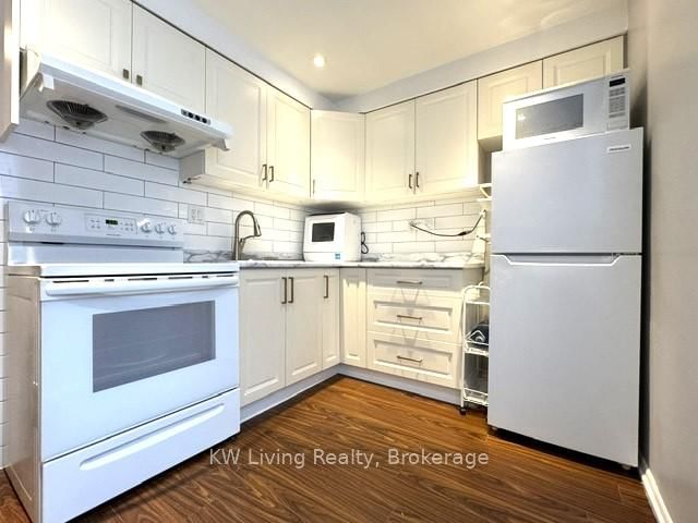 660 1/2 Bloor Street W