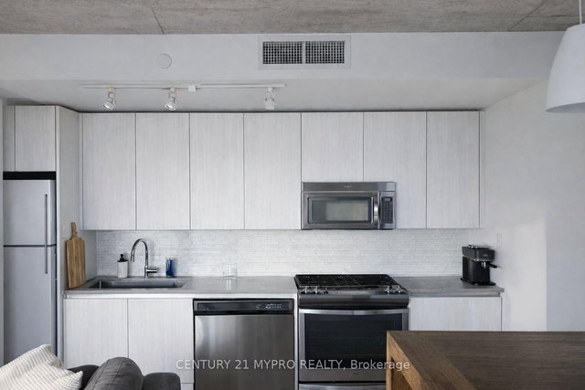 1502 - 111 Bathurst Street