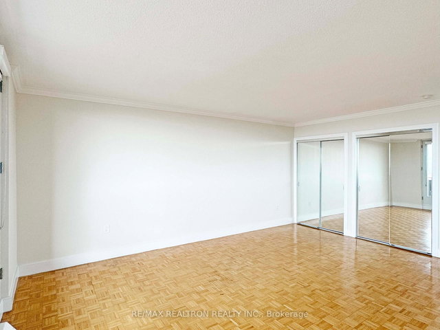 2202 - 666 Spadina Avenue