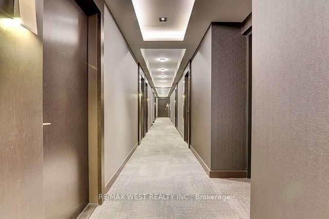 810 - 330 Richmond Street W