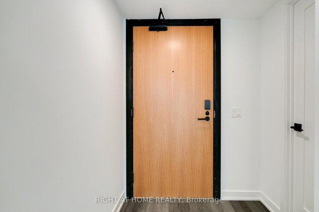 518 - 897 College Street W