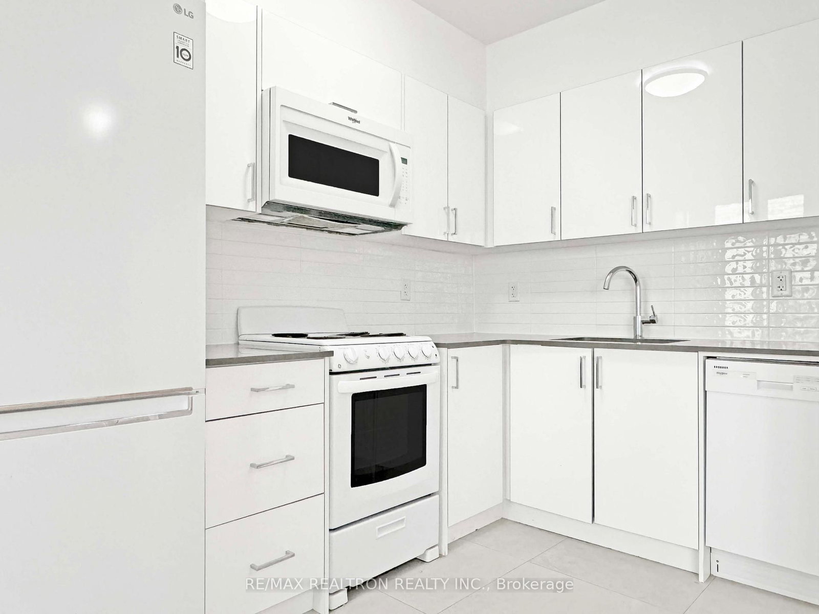 394 Avenue Road, Unit 406 - Photo 4