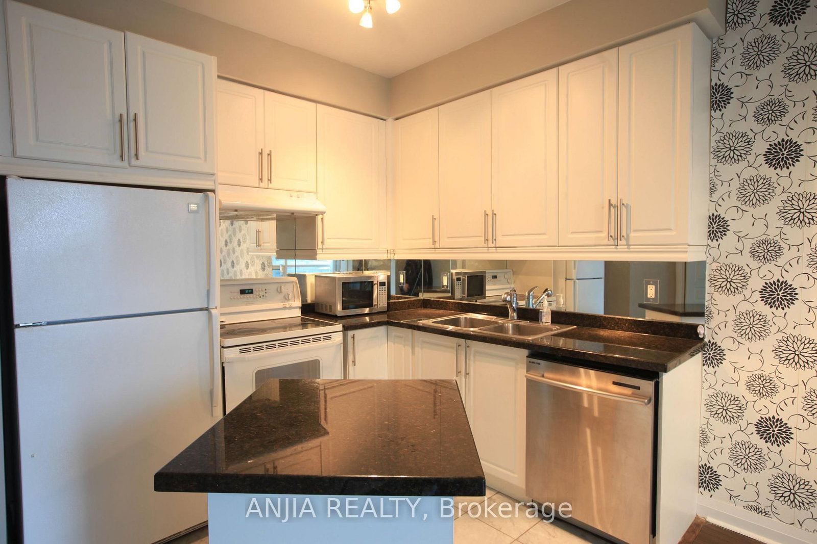 1121 Bay Street, Unit 805 - Photo 5