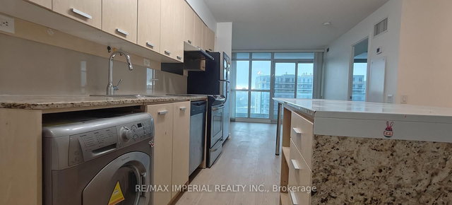 812 - 33 Singer Court