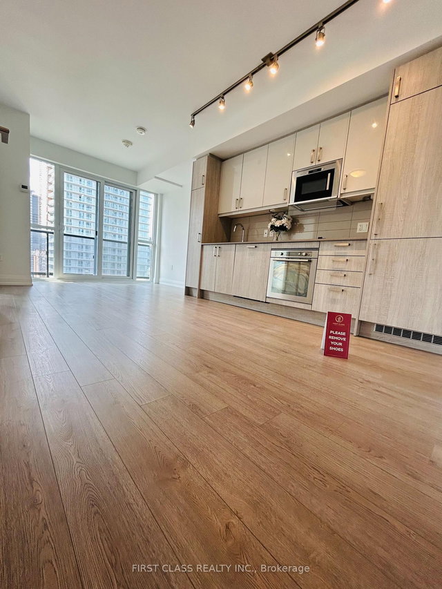 1806 - 77 Mutual Street