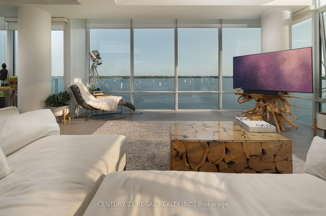 1014 - 29 Queens Quay E