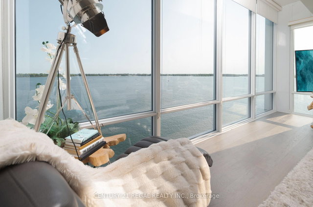 1014 - 29 Queens Quay E