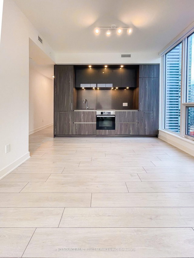 2116 - 35 Mercer Street