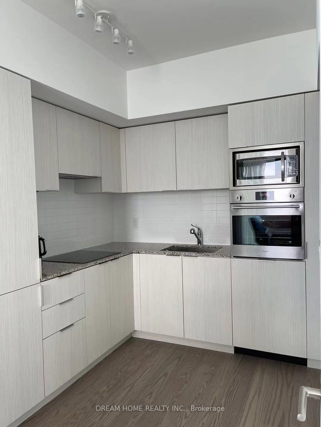 5502 - 11 Wellesley Street W