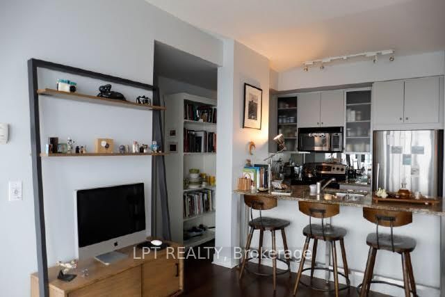 1706 - 438 King Street W