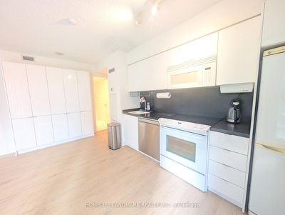 931-15 Iceboat Terrace, Toronto, Ontario image-0-3