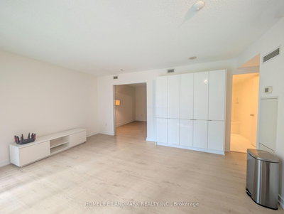 931-15 Iceboat Terrace, Toronto, Ontario image-0-4