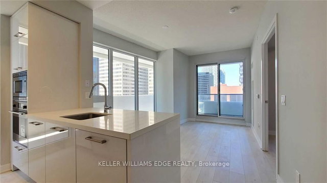 809 - 2221 Yonge Street