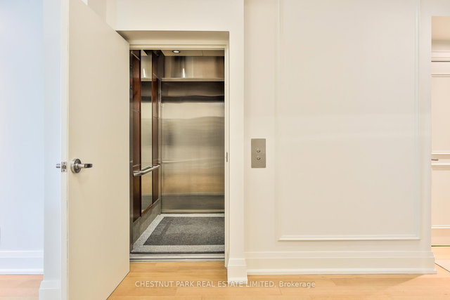 909 - 25 Scrivener Square