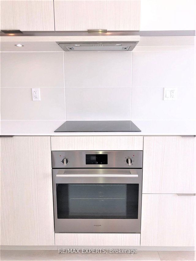 2001 - 197 Yonge Street