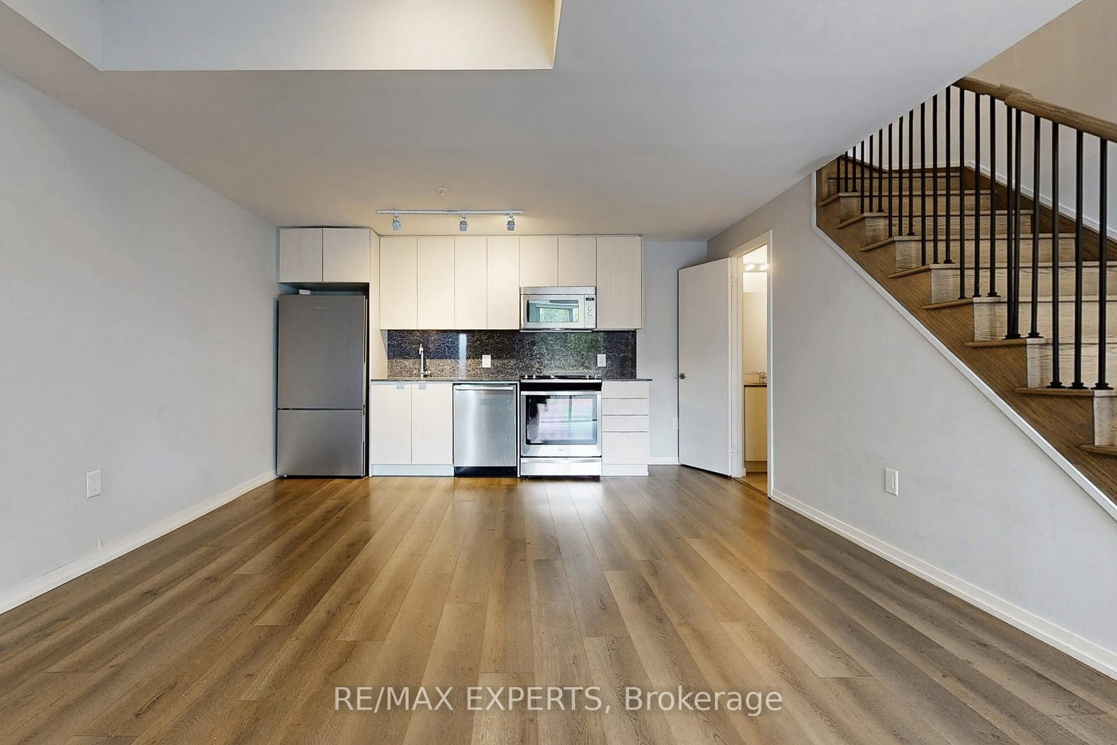 3237 Bayview Avenue, Unit Th 106 - Photo 6