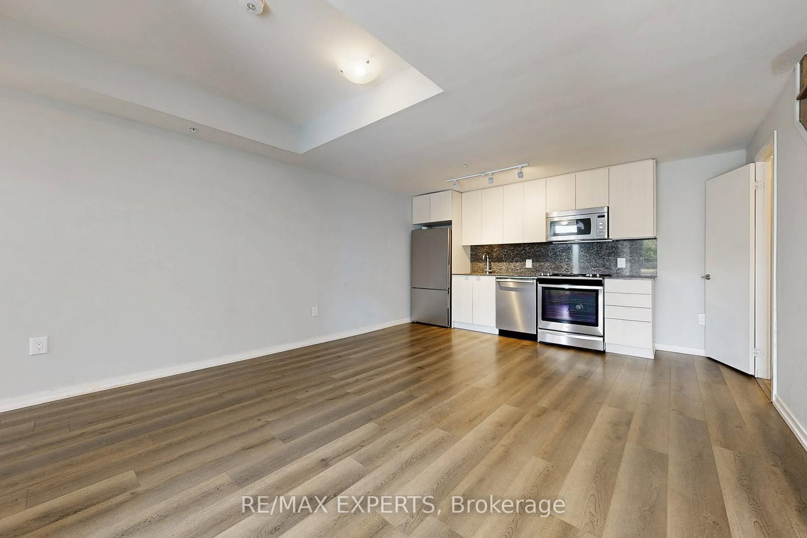 3237 Bayview Avenue, Unit Th 106 - Photo 8
