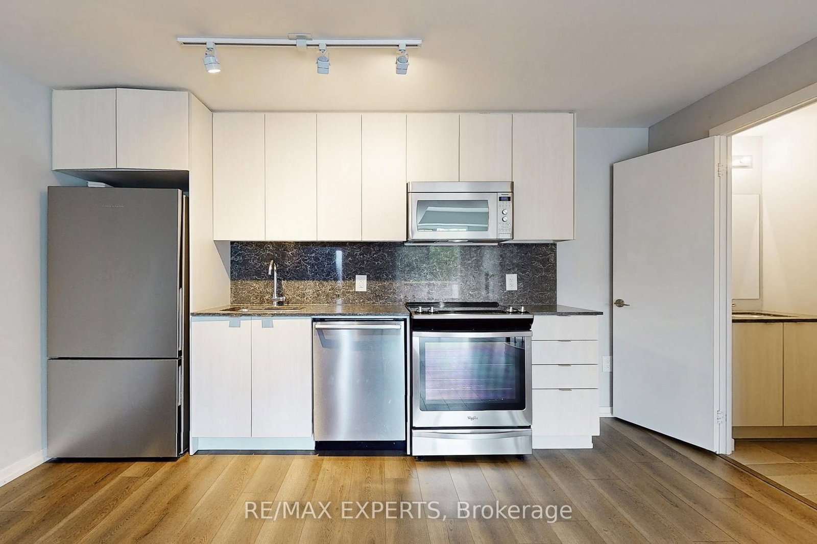 3237 Bayview Avenue, Unit Th 106 - Photo 9