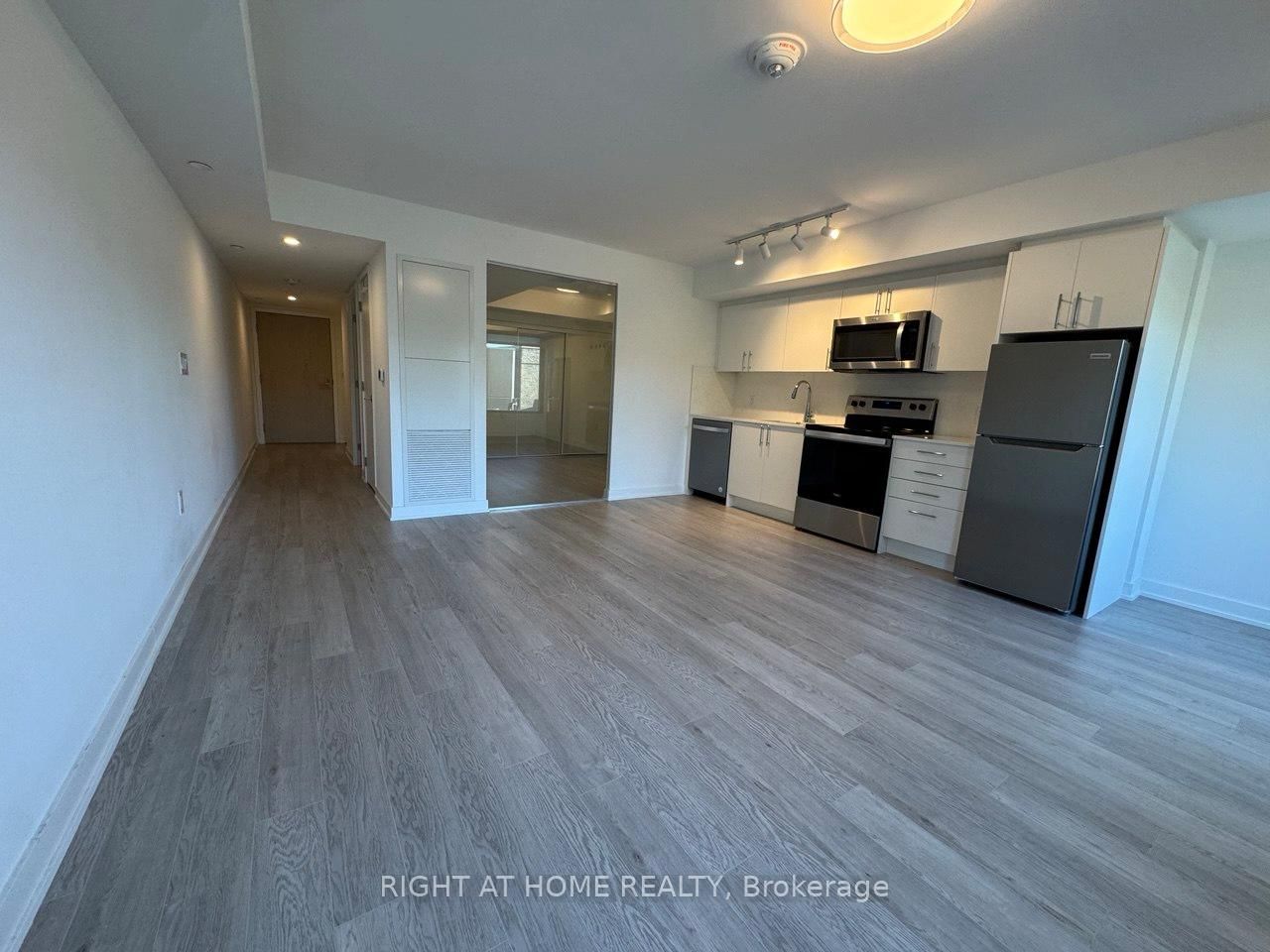 3 Strathgowan Avenue, Unit 313 - Photo 20