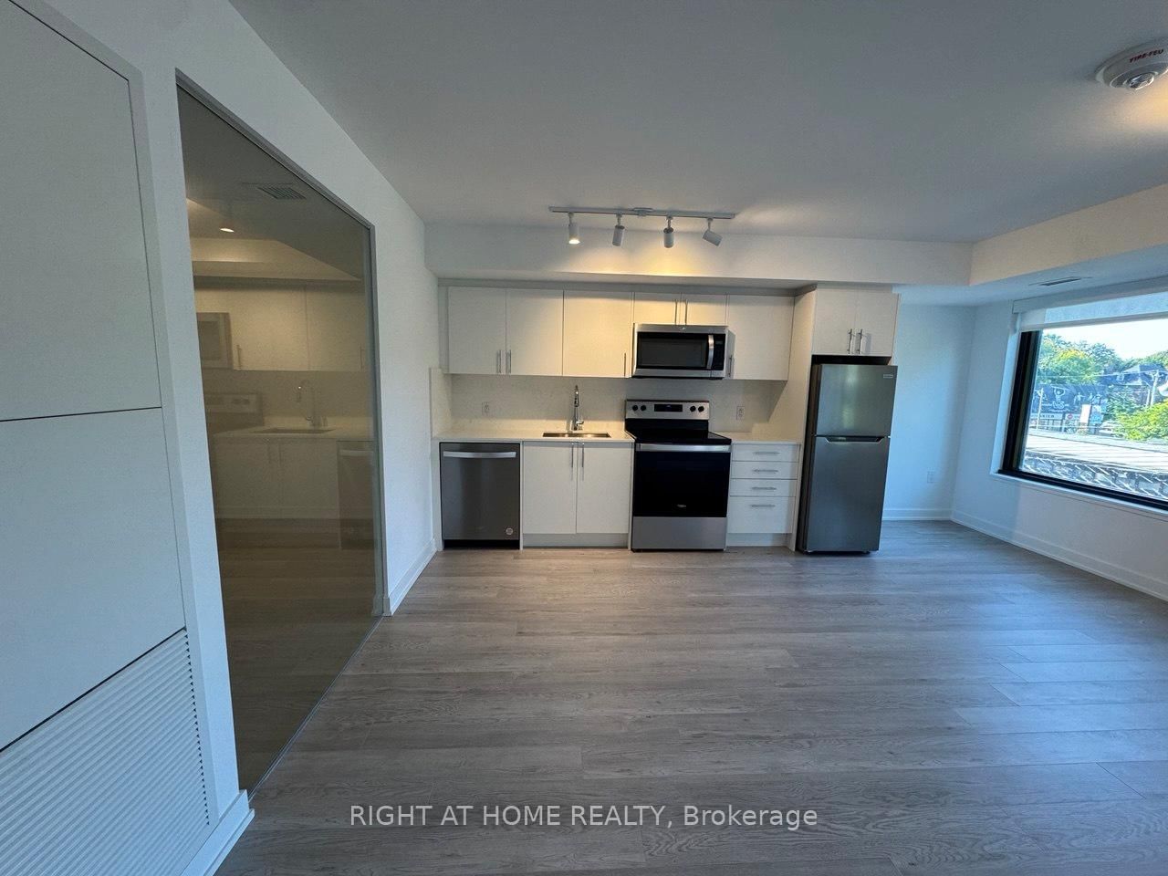 3 Strathgowan Avenue, Unit 313 - Photo 21