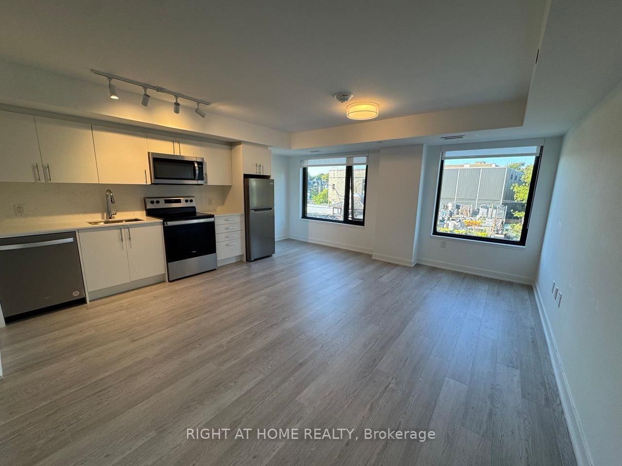 3 Strathgowan Avenue, Unit 313 - Photo 8