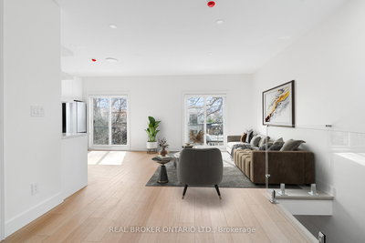 Laneway - 21 Farnham Ave | Toronto | Image